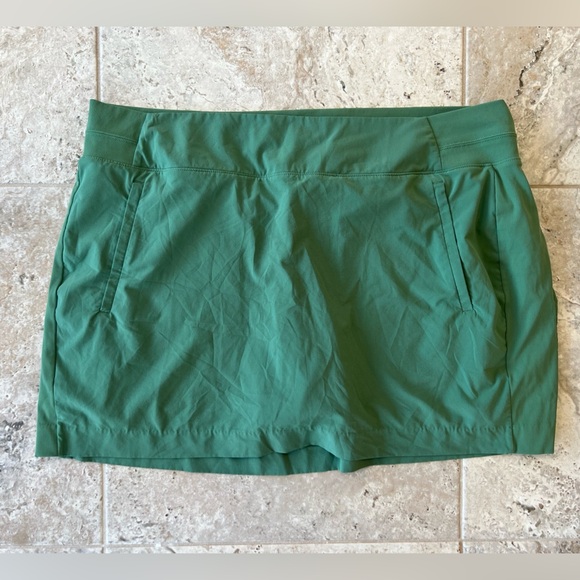 ATHLETA Brooklyn Mid Rise 16” Skort in Green, size 22 - Picture 9 of 9